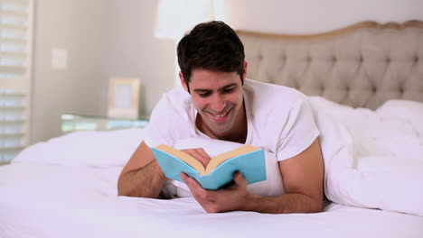 Hombre-Guapo-Feliz-Leyendo-En-La-Cama