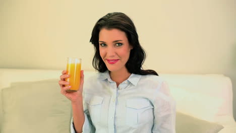 Schöne-Brünette-Trinkt-Ein-Glas-Orangensaft