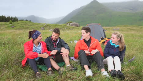 Amigos-En-Un-Viaje-De-Campamento-Charlando-Juntos