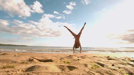 Mujer-Haciendo-Volteretas-En-La-Playa