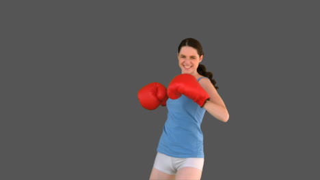 Modelo-Joven-Victorioso-Con-Guantes-De-Boxeo-Posando