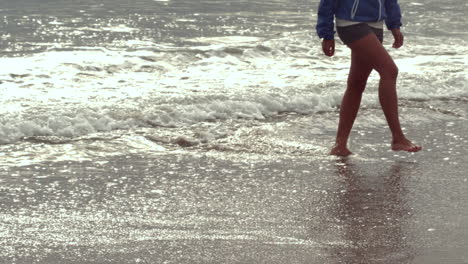 Frau-Zu-Fuß-Am-Strand