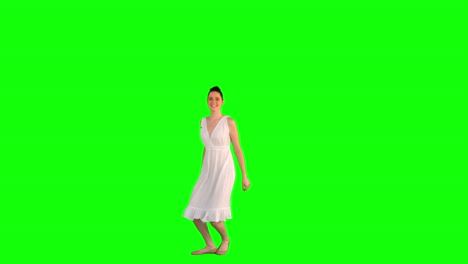 Glückliches-Modell-Im-Weißen-Kleid-Springen