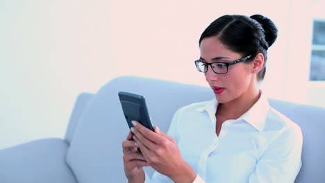Gestresste-Geschäftsfrau-Sitzt-Auf-Der-Couch-Und-Benutzt-Taschenrechner
