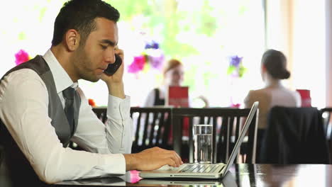 Geschäftsmann-Arbeitet-An-Seinem-Laptop-In-Einem-Restaurant