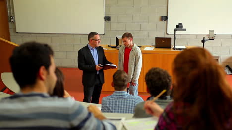 Student-Im-Gespräch-Mit-Dozent-Im-Hörsaal