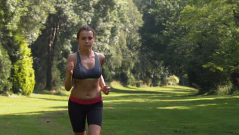 Mujer-Atlética-En-Ropa-Deportiva-Corriendo