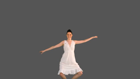 Elegante-Junge-Frau-Im-Weißen-Kleid-Springt