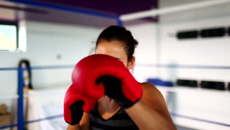 Mujer-En-Forma-Agresiva-Con-Guantes-De-Boxeo-Rojos-Boxeo