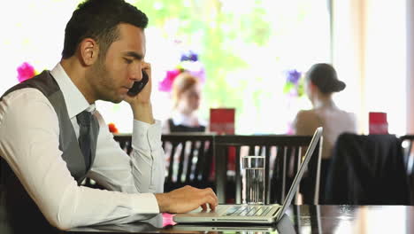 Apuesto-Hombre-De-Negocios-Trabajando-En-Su-Computadora-Portátil