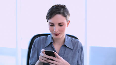 Glückliche-Geschäftsfrau-SMS-Auf-Ihrem-Smartphone