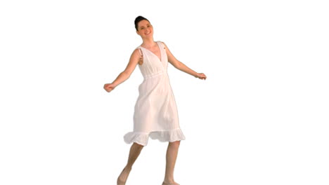 Schönes-Modell-Im-Weißen-Kleid-Tanzt