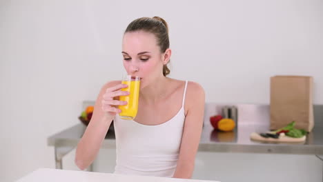 Modelo-Sonriente-Bebiendo-Un-Vaso-De-Jugo-De-Naranja