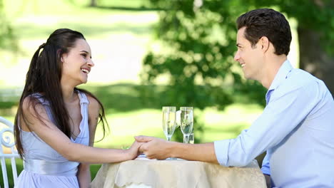 Pareja-Teniendo-Una-Comida-Romántica-Juntos-Afuera