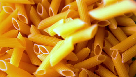 Penne-Nudeln-Gießen-Auf-Mehr