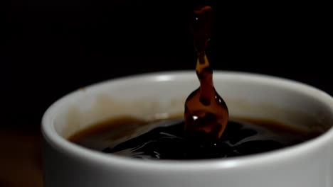 Zuckerwürfel-Fällt-In-Eine-Tasse-Kaffee