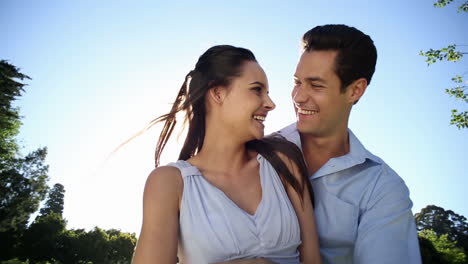 Pareja-Feliz-Posando-En-El-Parque