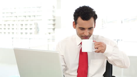 Alegre-Y-Guapo-Hombre-De-Negocios-Escribiendo-En-La-Computadora-Portátil