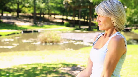 Blonde-Frau-Hebt-Hanteln-Im-Park