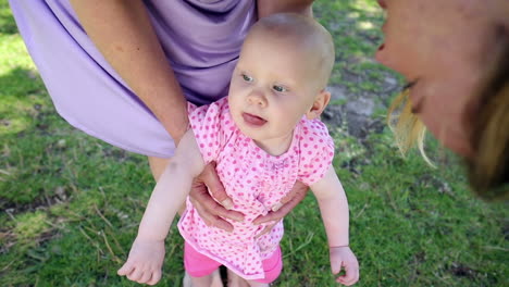 Madre-Feliz-Jugando-Con-Su-Niña-En-El-Parque