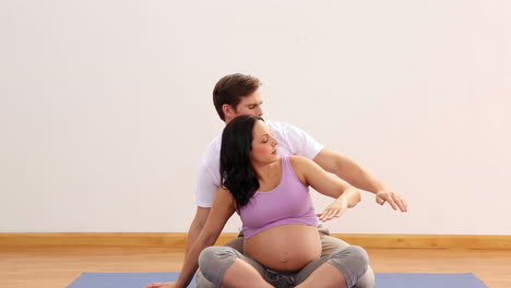 Physiotherapist-stretching-with-his-pregnant-patient