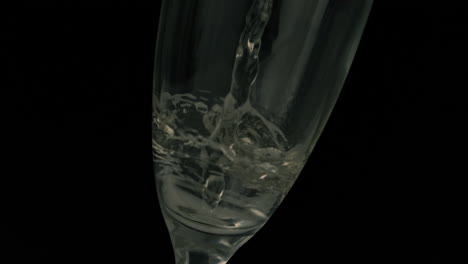 Champagner-Gießt-In-Flöte-Auf-Schwarzem-Hintergrund