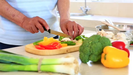 Senior-man-preparing-vegetables-for-dinner