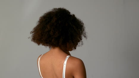 Hübsches-Mädchen-Mit-Afro-Dreht-Sich-Und-Lächelt