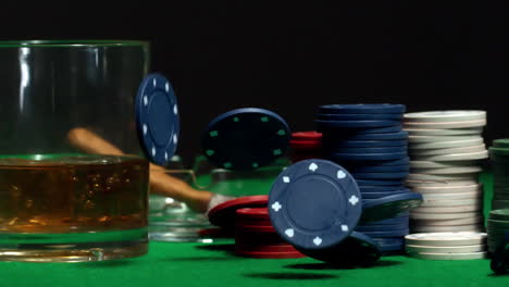 Chips-Fallen-Und-Hüpfen-Auf-Dem-Casino-Tisch