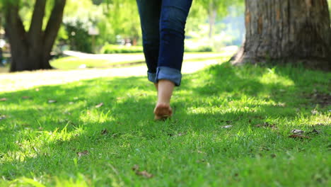 Mujer-Caminando-Descalza-Sobre-La-Hierba