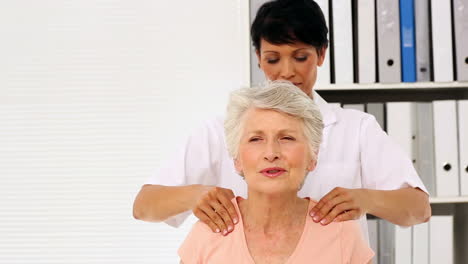 Enfermera-Frotando-Los-Hombros-De-Pacientes-Ancianos