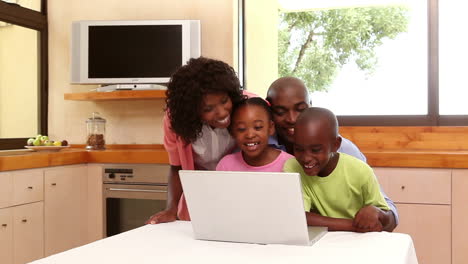 Familia-Mirando-La-Computadora-Portátil-Juntos