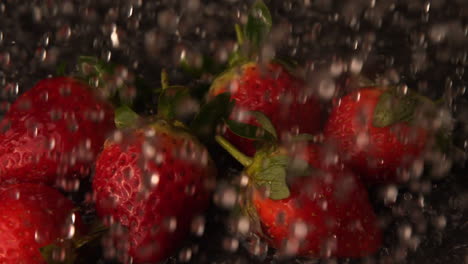 Agua-Cayendo-Sobre-Una-Cesta-De-Fresas