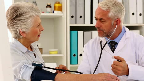 Médico-Tomando-La-Presión-Arterial-De-Su-Paciente