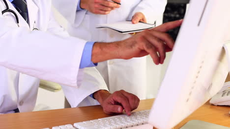 Doctors-discussing-something-on-computer-screen