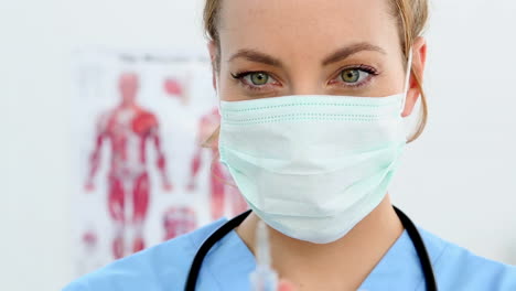 Hübsche-Krankenschwester-Bereitet-Eine-Injektion-Vor