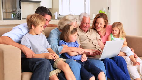 Großfamilie-Mit-Laptop-Zusammen-Auf-Der-Couch