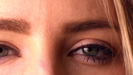 Close-up-of-made-up-eyes-