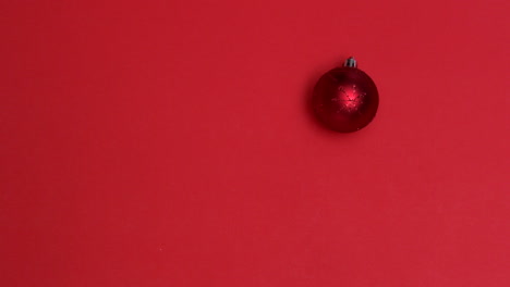 Rote-Weihnachtskugel-Dreht-Sich-Auf-Rotem-Hintergrund