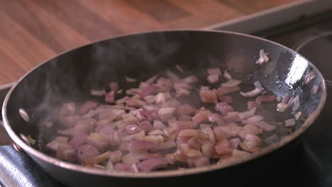 Zwiebeln-In-Der-Pfanne-Braten