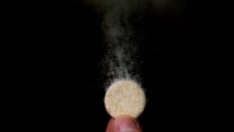 Finger-holding-effervescent-tablet-under-water