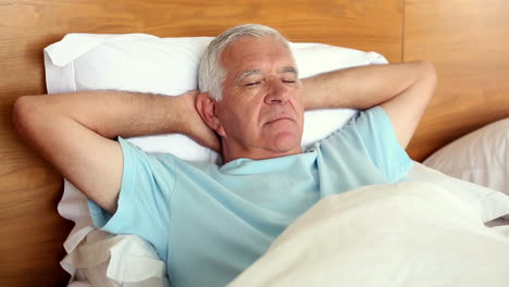 Senior-man-lying-in-bed-sleeping