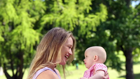 Glückliche-Mutter-Spielt-Mit-Ihrem-Kleinen-Mädchen-Im-Park