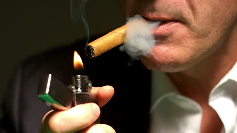 Hombre-Encendiendo-Su-Cigarro-Con-Encendedor