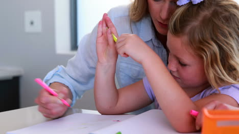 Pretty-mother-and-daughter-drawing-at-the-table