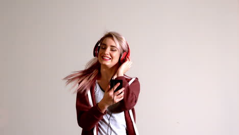 Sportliche-Blondine-Hört-Musik-Mit-Smartphone