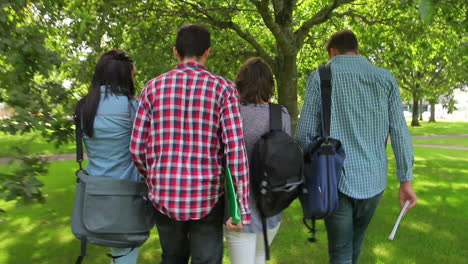 Estudiantes-Caminando-Afuera