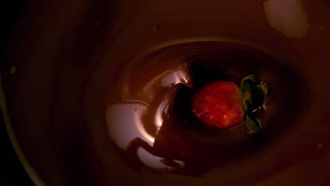 Erdbeeren-Fallen-In-Geschmolzene-Schokolade