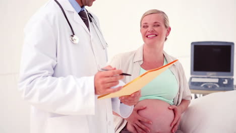 Pregnant-woman-talking-with-her-doctor