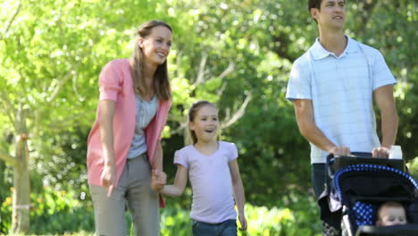 Glückliche-Familie-Geht-Im-Park-Spazieren